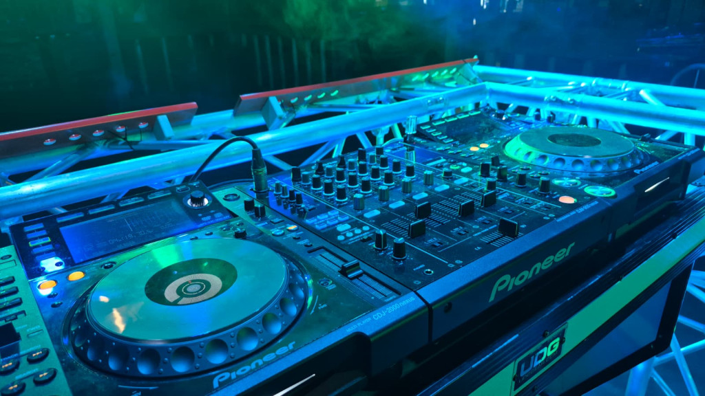 Pioneer DJ 2000NXS und Pioneer DJM A9